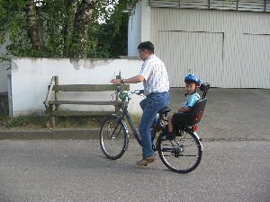 Papa und Sohn fahren